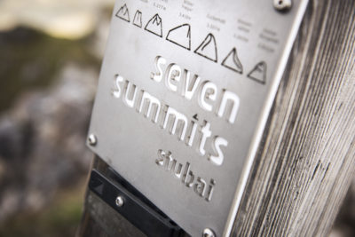 TVBStubaiTirol_AndreSchoenherr_SevenSummitsStubai_Plakette_Gipfelkreuz
